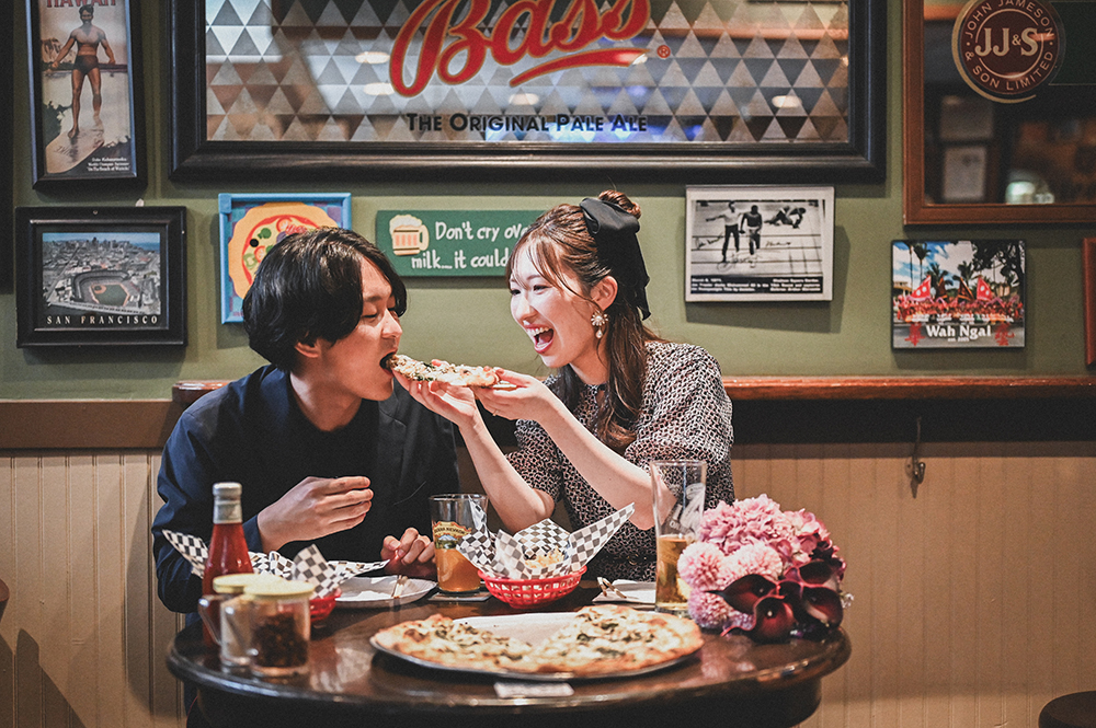 海をバックに振り返る男女