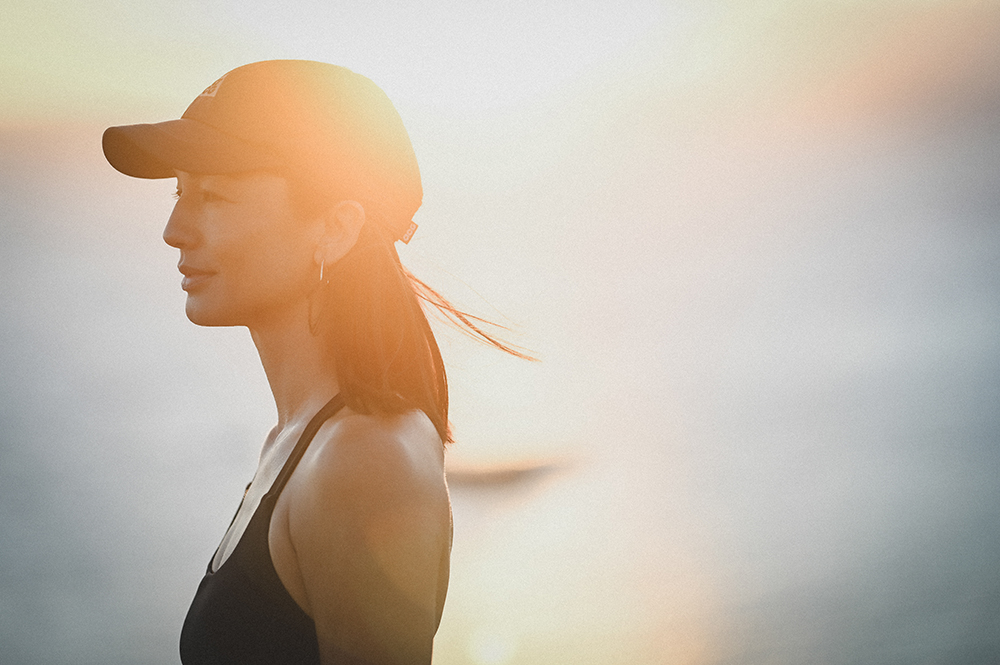 ビーチで座って向かい合う二人