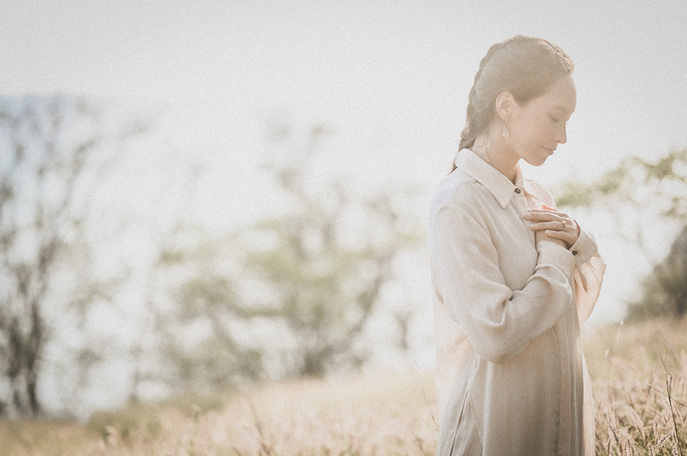公園で女性を抱き上げる男性