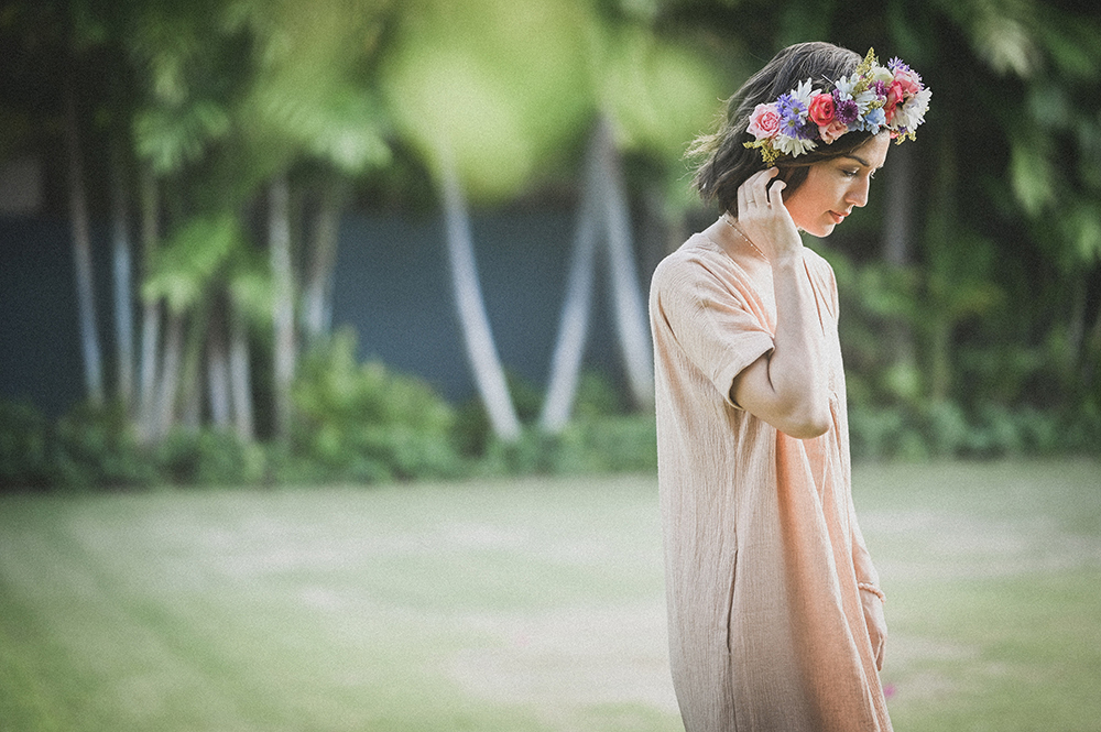 大樹の前で抱き合う二人