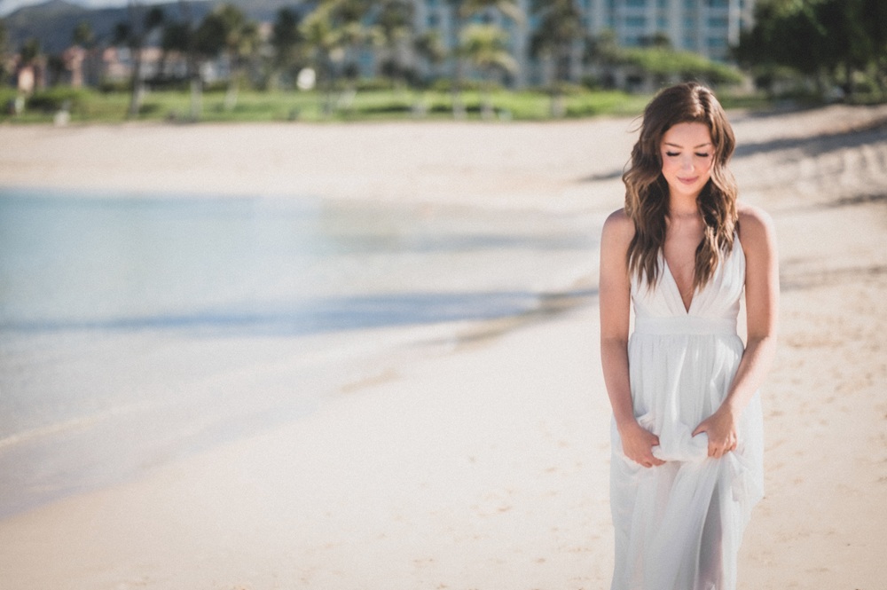 海をバックに振り返る男女