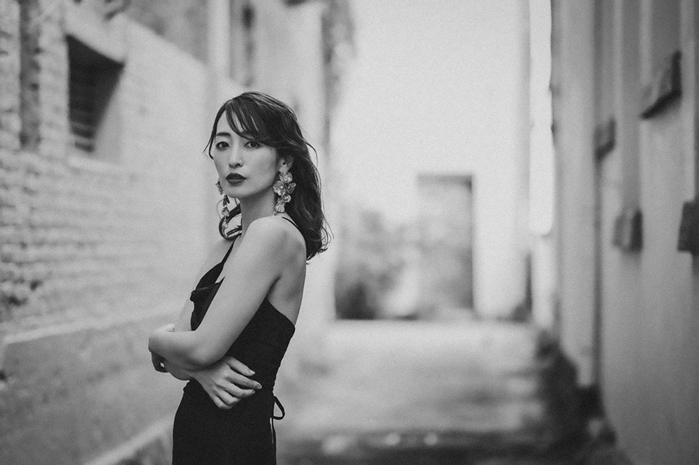 ビーチで座って向かい合う二人