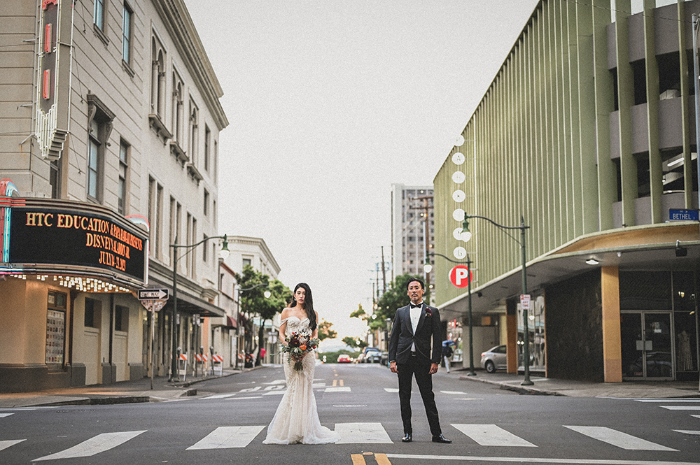 ビーチを歩くカップル