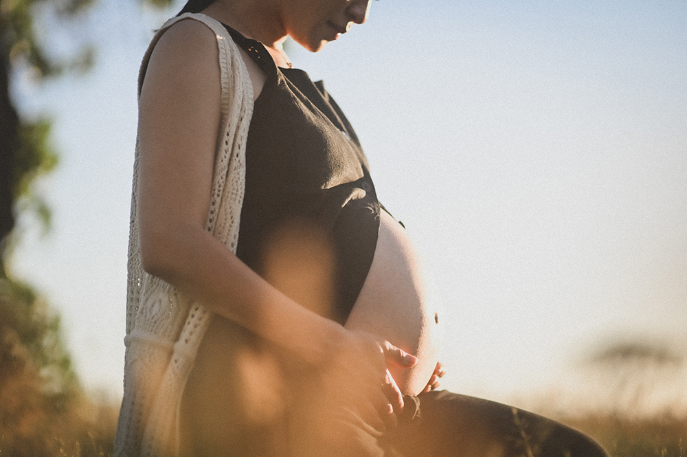 公園で女性を抱き上げる男性