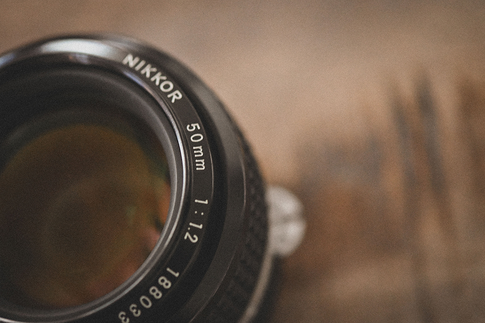 大樹の前で抱き合う二人