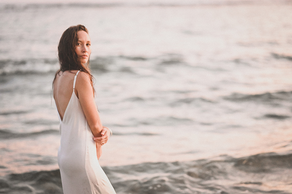 海をバックに振り返る男女