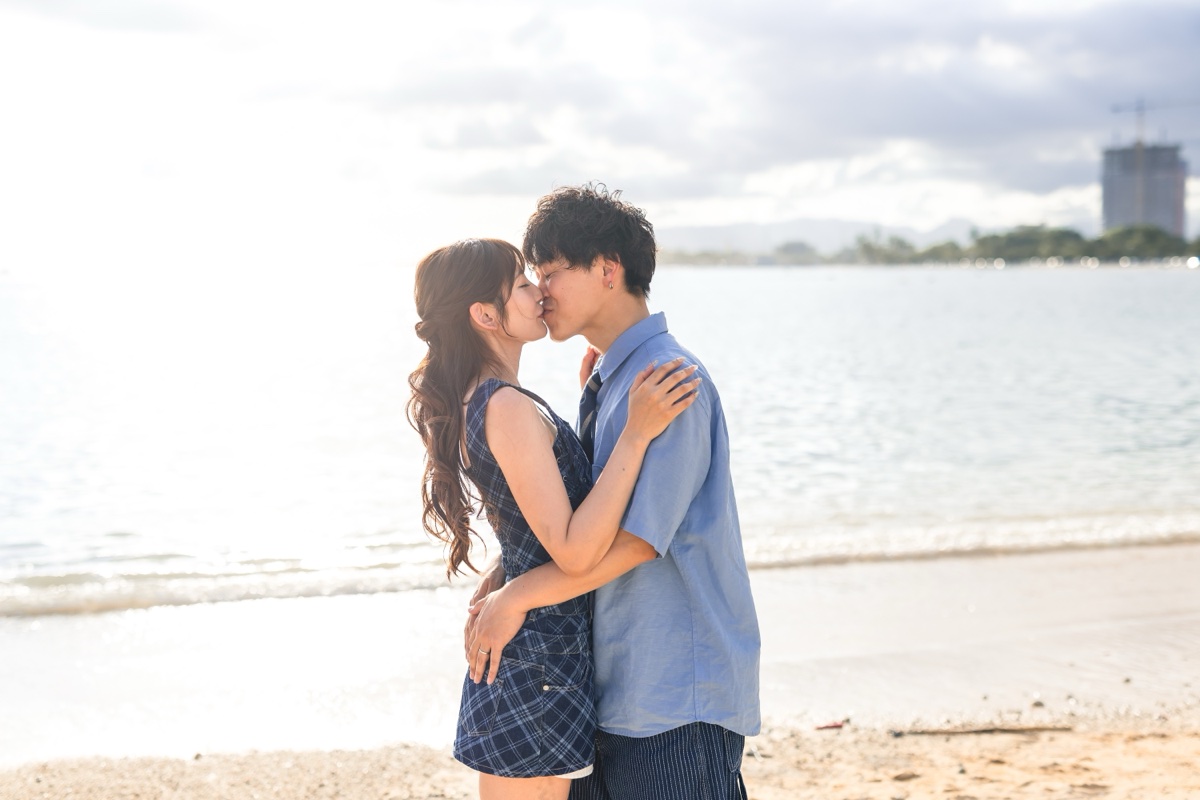 海辺でキスをする二人
