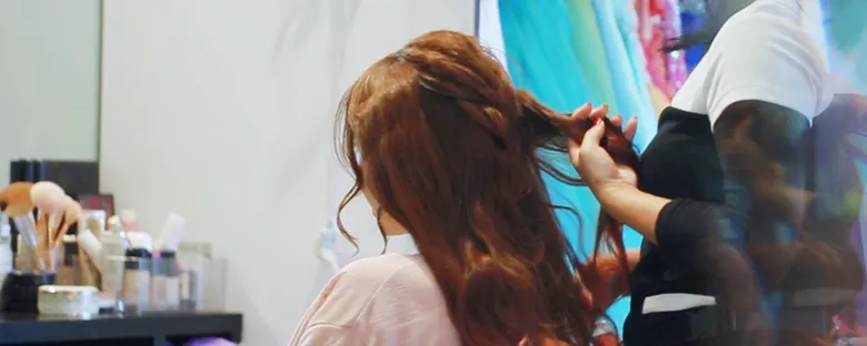 ハワイの現地サロンで日本人スタッフが撮影前のヘアメイクを施す花嫁の準備風景