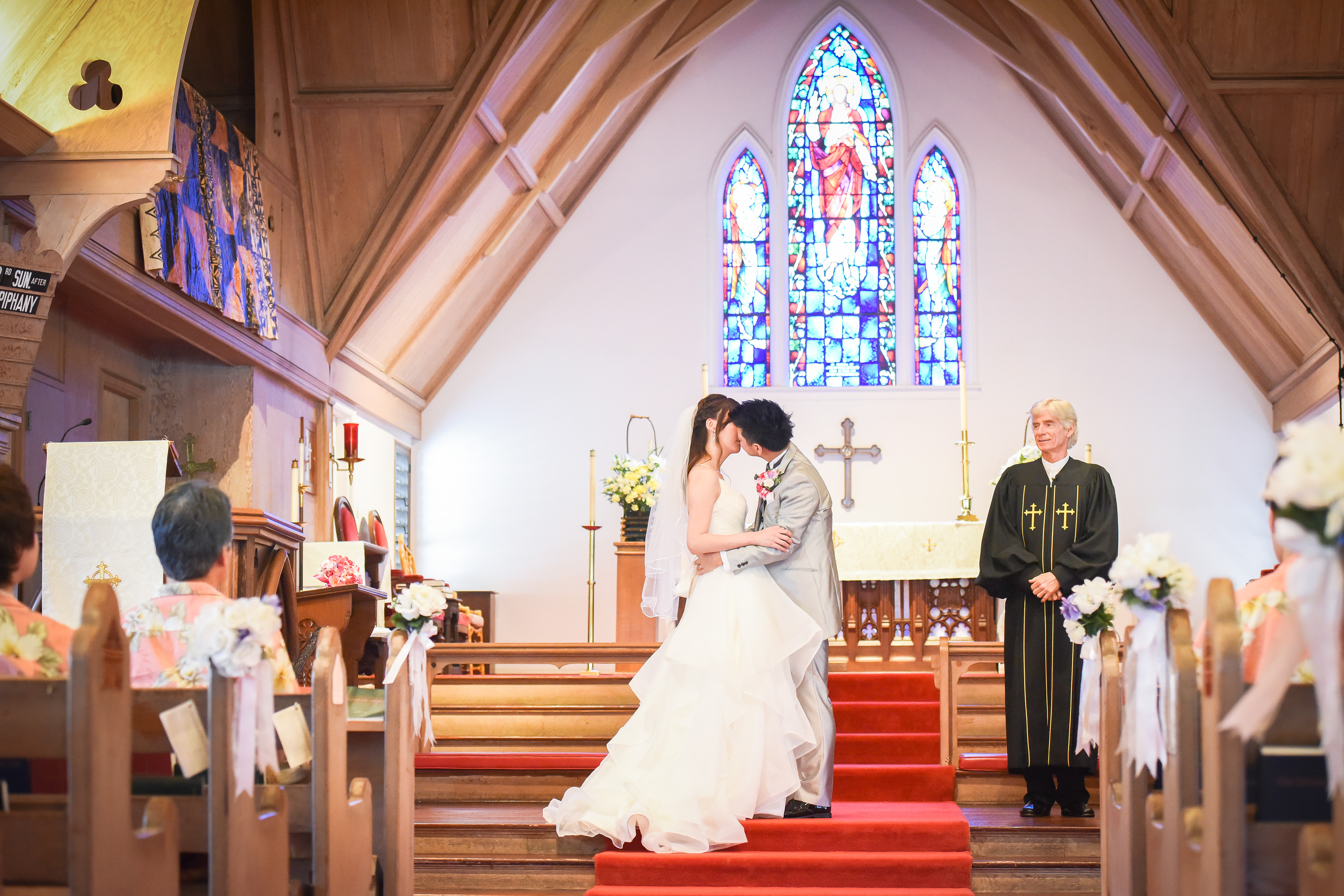 教会の挙式でキスをしている写真