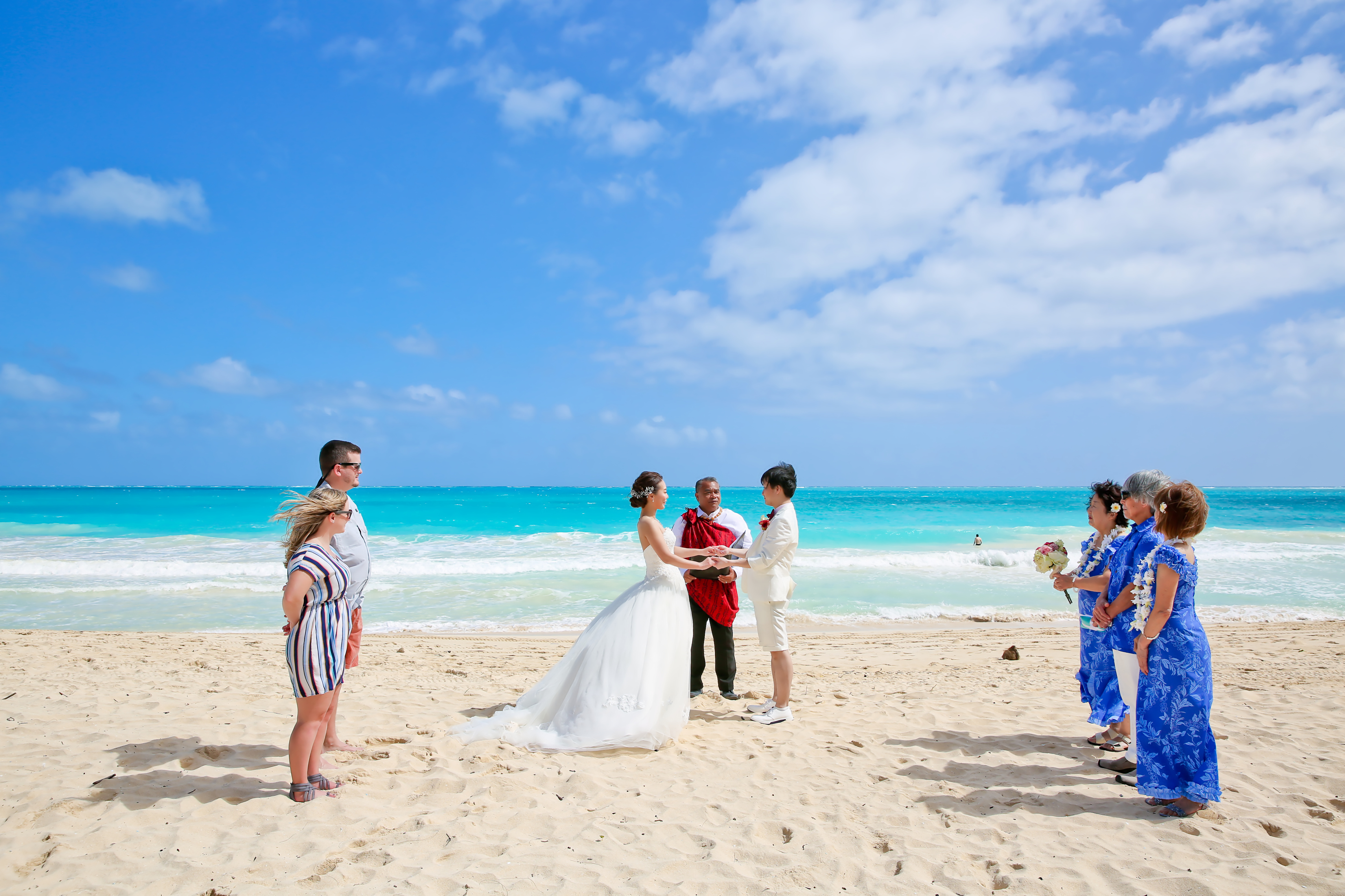 ビーチで家族のみの結婚式の写真