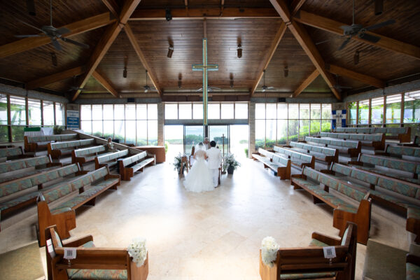 ハワイのキャルバリーバイザシー教会でウェディングフォトをするカップル