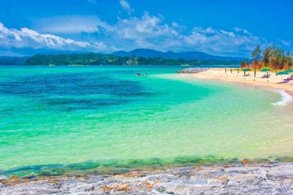 鮮やかな青の沖縄の海