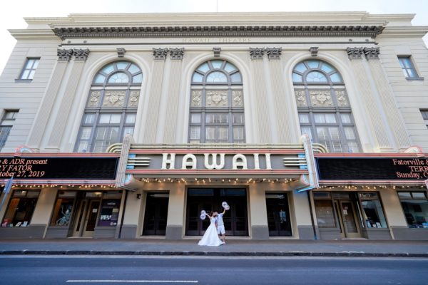 ハワイの有名な建物の前で撮影したウェディングフォト