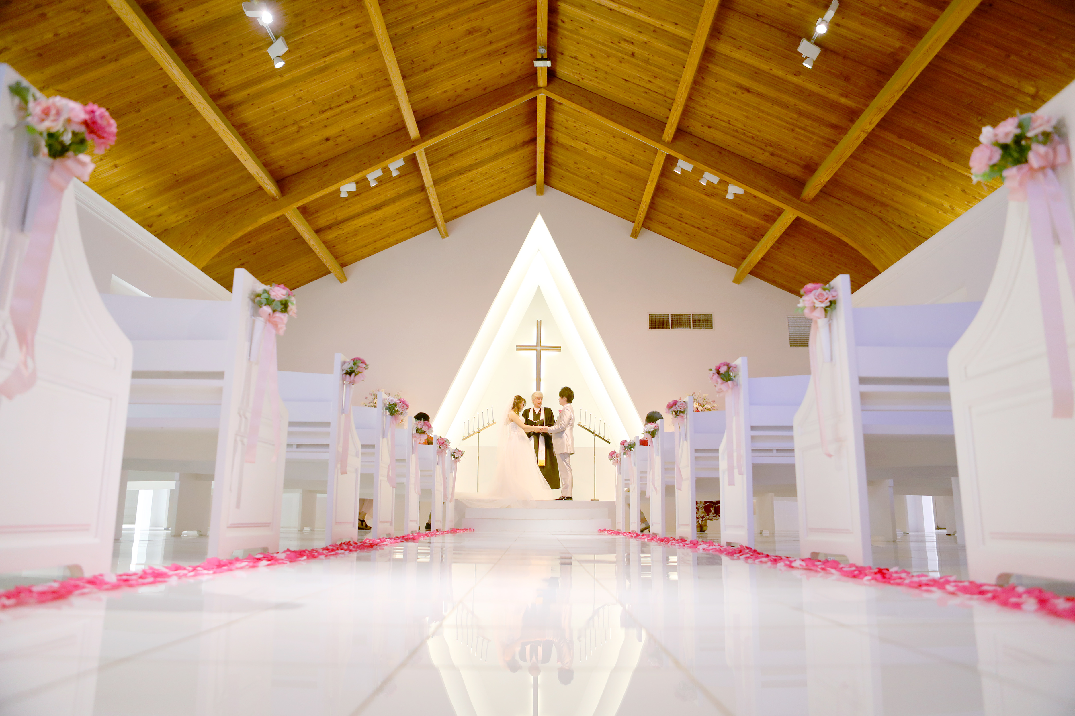 プリマリエ教会で結婚式を挙げる新郎新婦の写真