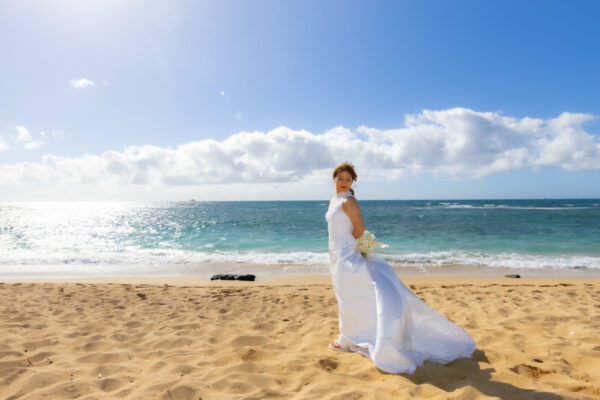 「ハワイでウェディングフォトを撮れて最高！」ビーチ＋モアナルアコミュニティ教会フォトプランの写真と手書きアンケート｜アメリカンホリデーズ様のお写真