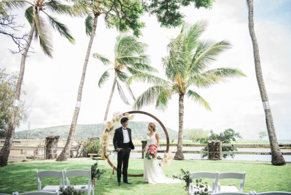 サークルアーチの前で見つめ合う新郎新婦｜ココヘッドを背景にしたハワイ・マウロアガーデンでのウェディングフォト