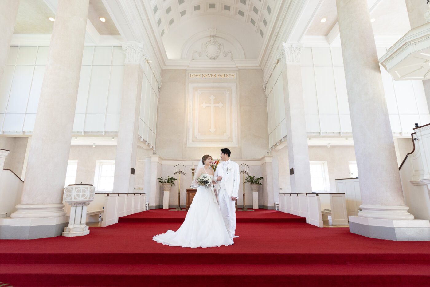 ホノルル・セントラルユニオン大聖堂でのハワイ教会挙式フォト｜ビーチ＋教会ウェディング写真