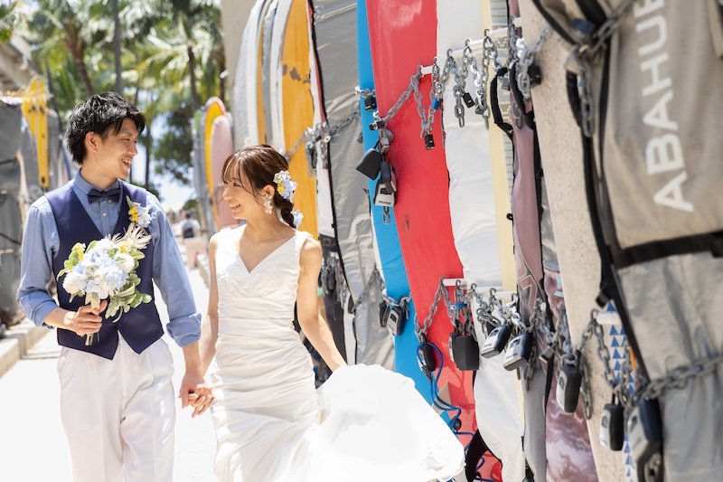 ワイキキの街角でカラフルなサーフボードをバックに撮影したウェディングフォ